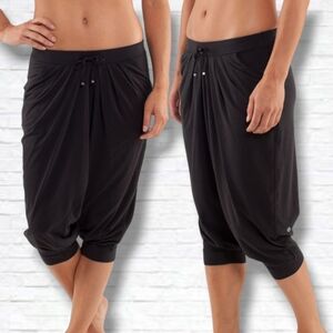 Lululemon Black "Free Mind" Low Rise Wide Leg Crop Athletic Pants Size 8